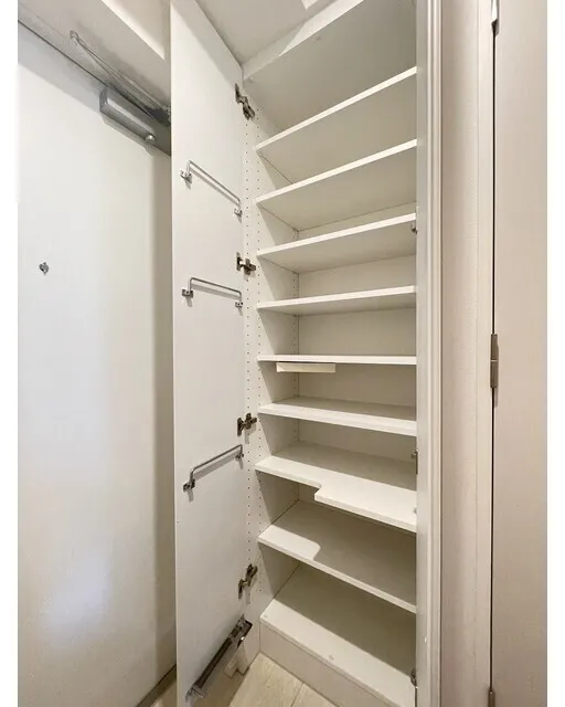 Comforia Nakakasai - Interior - ["Wood", "Flooring", "Shelving"]