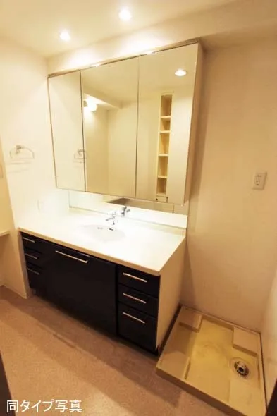 Comforia Himonya - Interior - ["Mirror", "Brown", "Tap"]