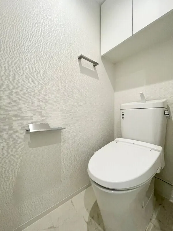 Struth Haneda - Interior - ["Toilet seat", "Flooring", "Toilet"]