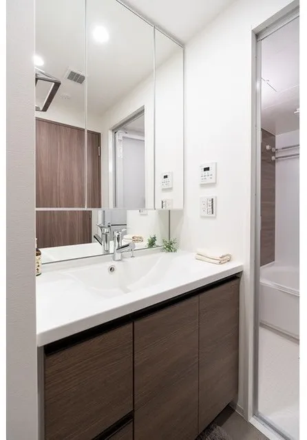 Comforia Takenotsuka East - Interior - ["Flooring", "Plumbing fixture", "Bathroom Sink"]