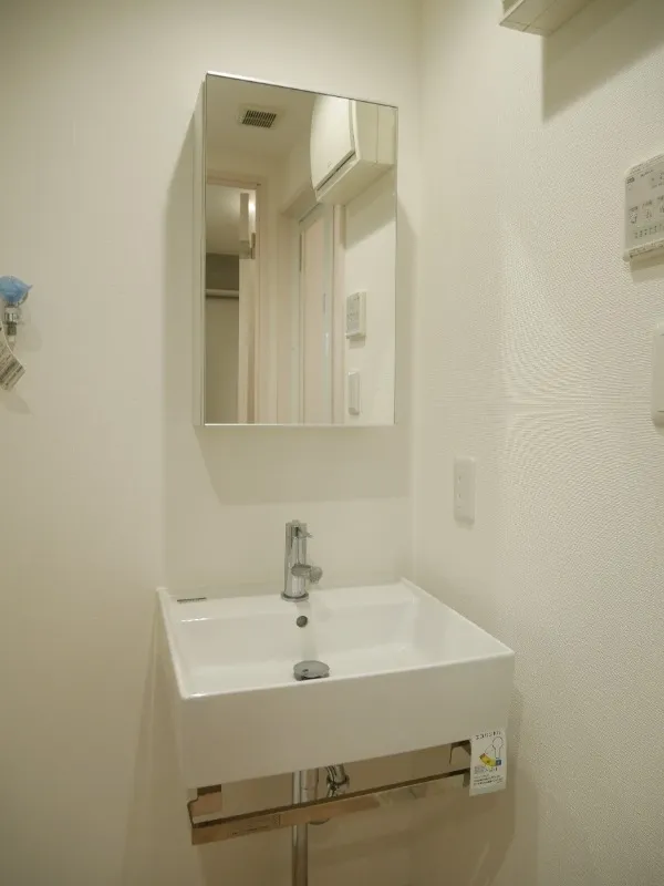 Lasiklas Saginomiya - Interior - ["Wall", "Bathroom Sink", "Plumbing fixture"]
