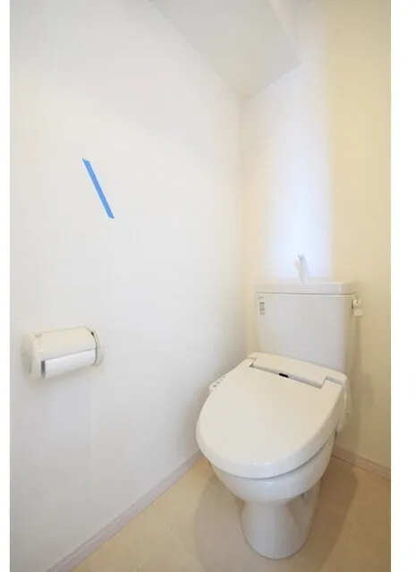 Polar Oku - Interior - ["Toilet seat", "Plumbing fixture", "Toilet"]