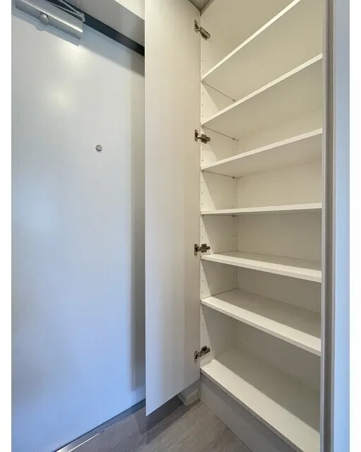 Well Square Yawata-Yama - Interior - ["Wood", "Flooring", "Shelving"]