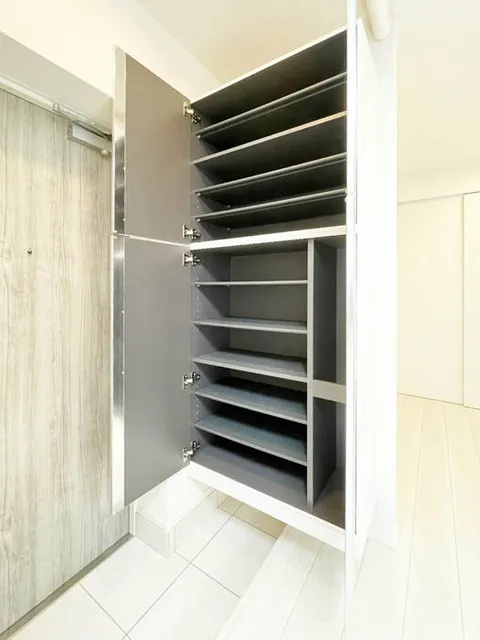 CASA GRAZIE Nishi-Ojima - Interior - ["Building", "Fixture", "Window"]
