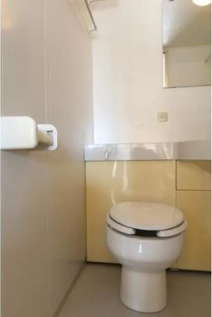 Casa Kuroyanagi - Interior - ["Toilet seat", "Toilet", "Plumbing fixture"]