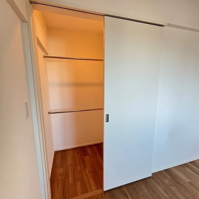 Park Axis Shinagawa Tennozu Isle - Interior - ["Floor", "Wood flooring", "Wood stain"]