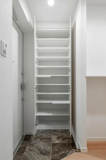 Asyl Court Shoto - Interior - ["Wall", "Flooring", "Wood"]