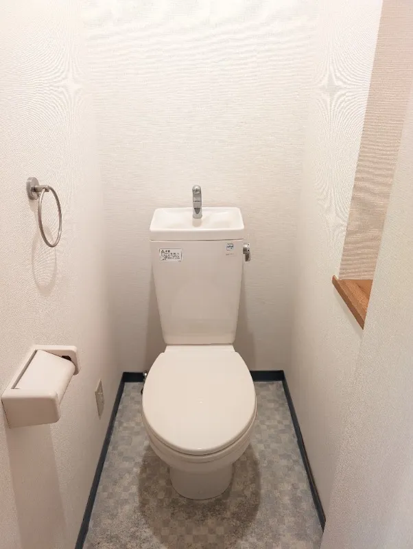 De Bergere - Interior - ["Toilet seat", "Toilet", "Plumbing fixture"]