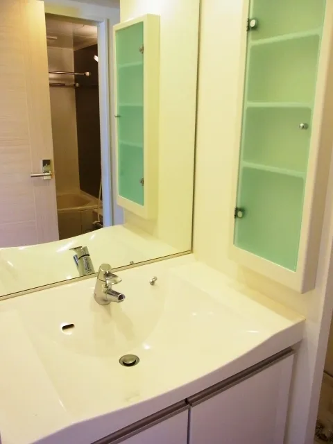 Esty Maison Oshima - Interior - ["Mirror", "Tap", "Sink"]