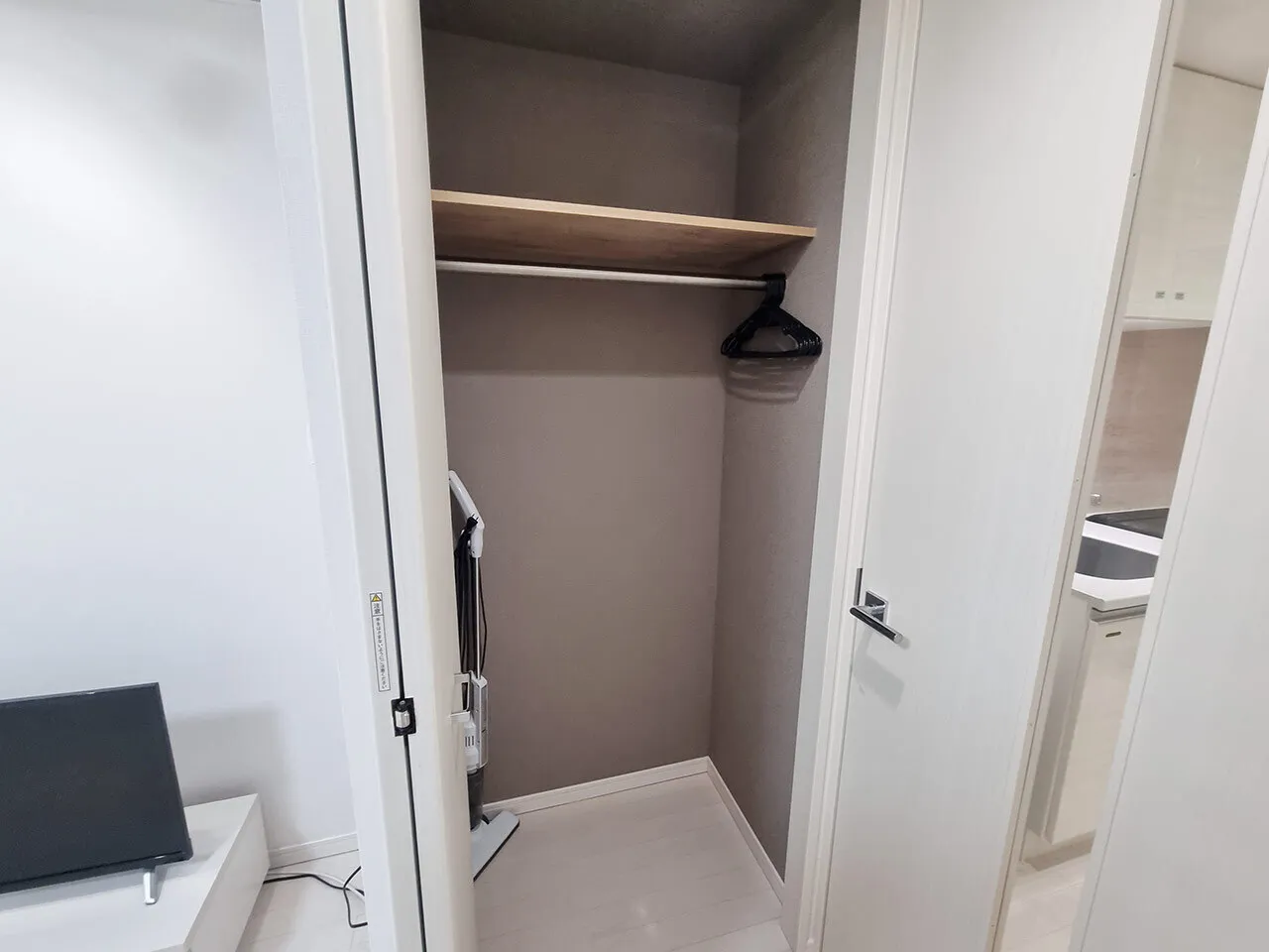 Mynavi STAY Hon-Haneda - Interior - ["Flooring", "Wood", "Floor"]
