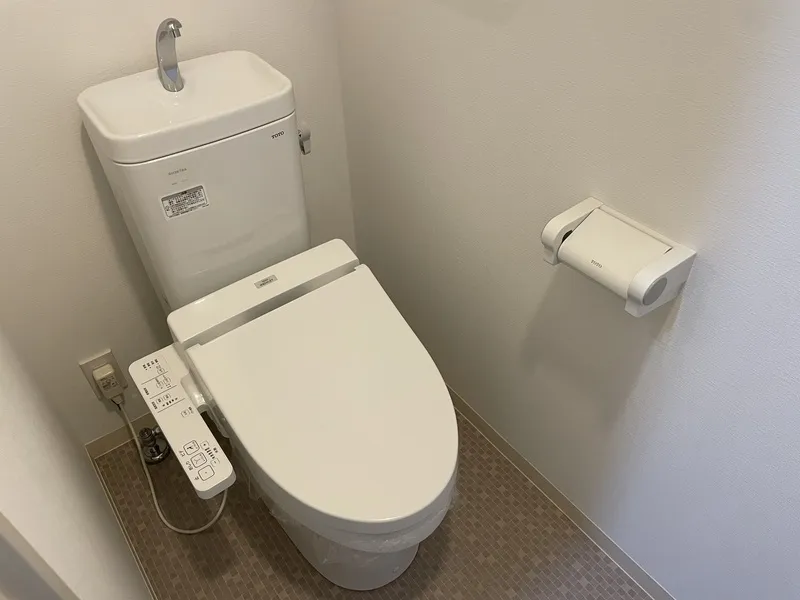 Log Ginza East - Interior - ["Toilet seat", "Toilet", "Plumbing fixture"]
