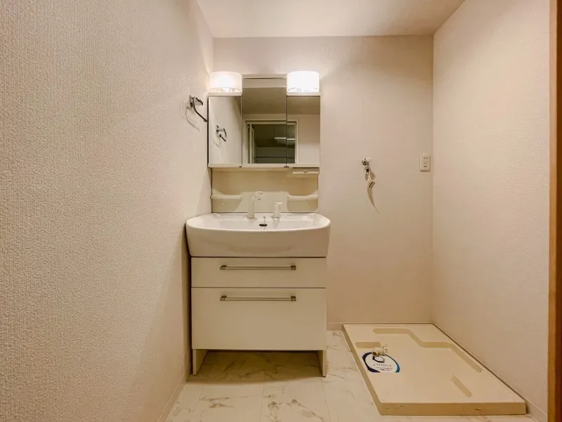 Castalia Hatsudai - Interior - ["Flooring", "Floor", "Plumbing fixture"]