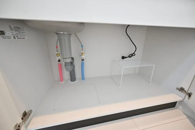 The Residence Nihonbashi - Interior - ["Electrical cable", "Plumbing", "Plastic"]