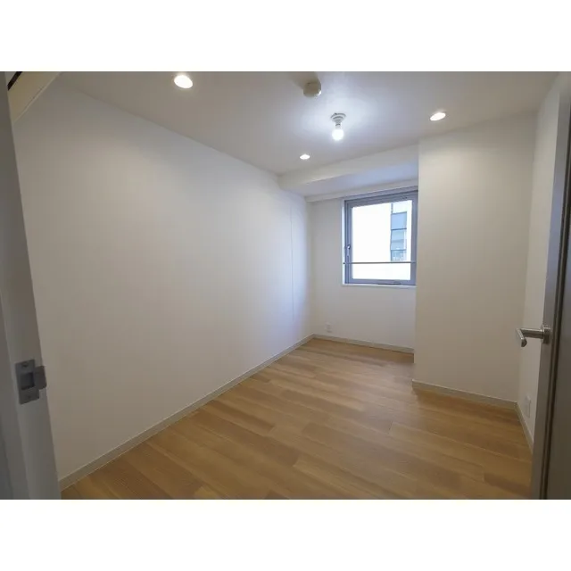 LOOP-M - Interior - ["Property", "Window", "Building"]