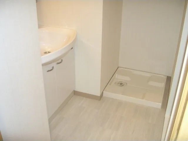 Comforia Shiba Park - Interior - ["Plumbing fixture", "Bathroom sink", "Sink"]