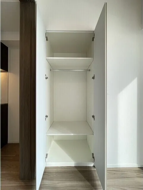 Stylio Kamata West - Interior - ["Wood", "Flooring", "Furniture"]