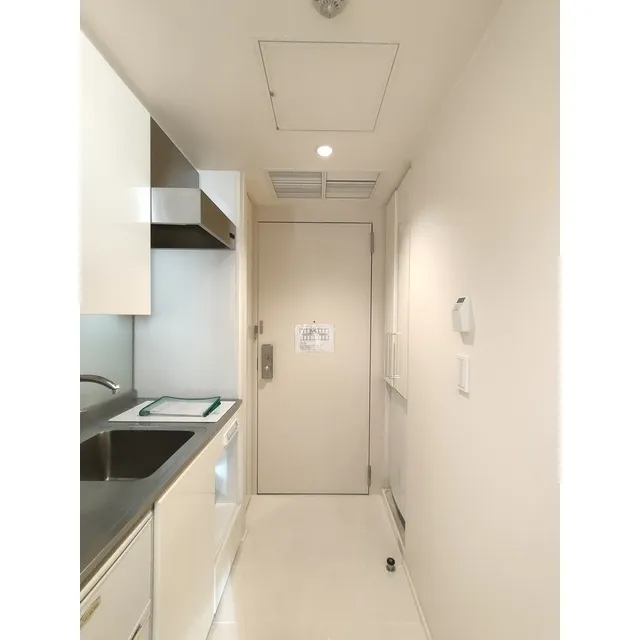 Frontier Residence The Tower Shinagawa - Interior - ["Building", "Cabinetry", "Fixture"]