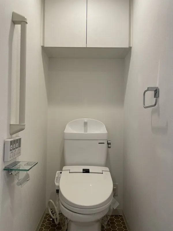 Log Ueno Station - Interior - ["Toilet seat", "Plumbing fixture", "Toilet"]