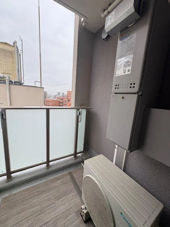 Prime Maison Iriya - Interior - ["Composite material", "Silver", "Aluminium"]