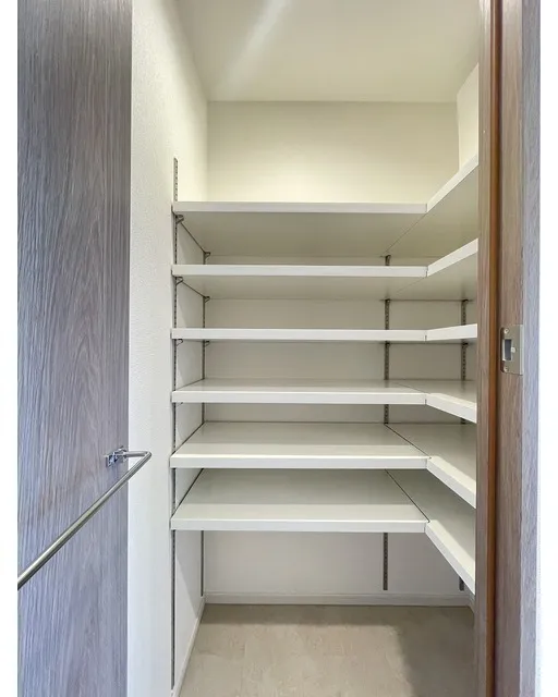 Stylio Kamata West - Interior - ["Flooring", "Wood", "Shelving"]