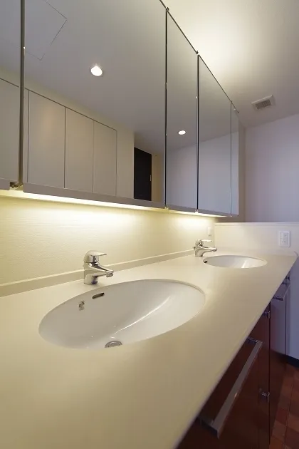 La Tour Shiodome - Interior - ["Bathroom Sink", "Wall", "Interior design"]