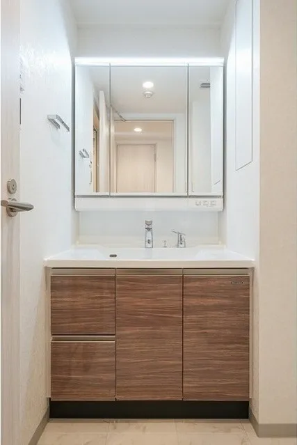 Comforia Liv Bunkyo Gokokuji - Interior - ["Flooring", "Bathroom cabinet", "Bathroom Sink"]