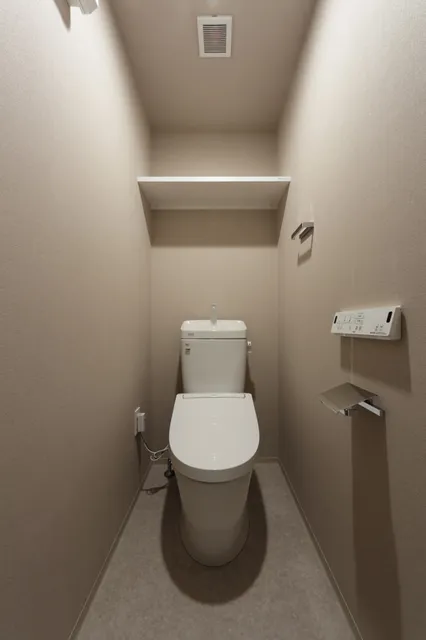 El Sereno Yokohama - Interior - ["Toilet seat", "Toilet", "Flooring"]