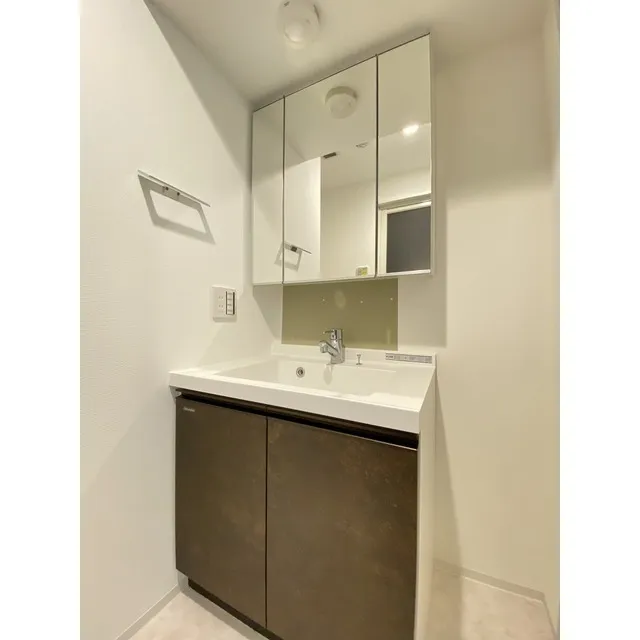 LIBR GRANT Haneda - Interior - ["Mirror", "Tap", "Cabinetry"]