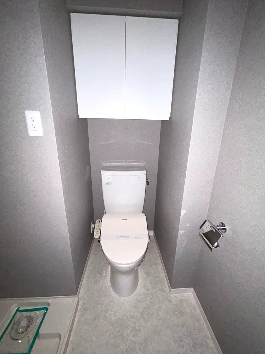Arden Kiyosumi Shirakawa - Interior - ["Toilet seat", "Toilet", "Plumbing fixture"]