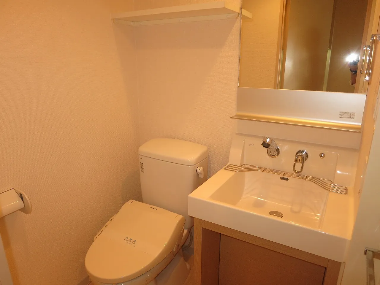 Arden Monzen Nakacho - Interior - ["Brown", "Mirror", "Bathroom sink"]