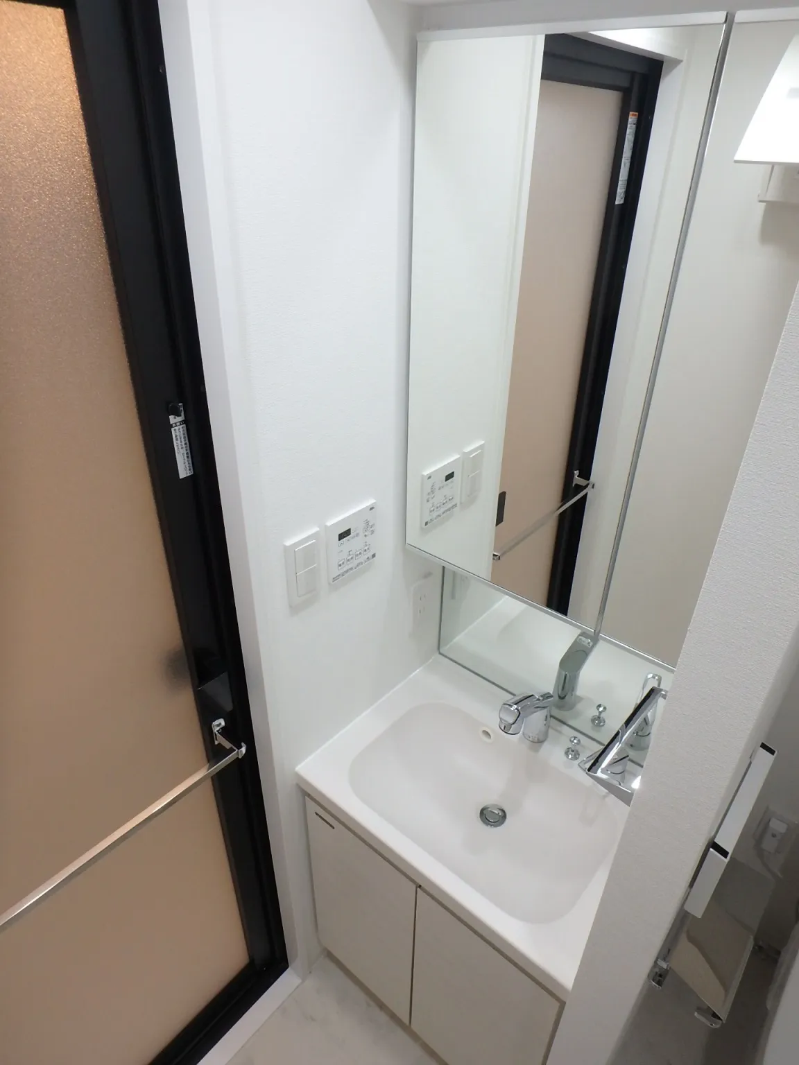 Orchid Residence Ueno - Interior - ["Floor", "Flooring", "Plumbing fixture"]