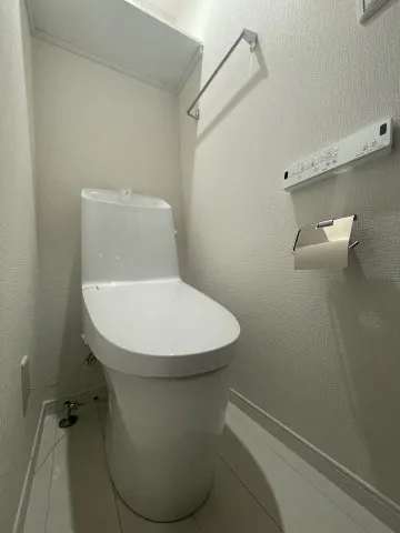 Frasia Uguisudani - Interior - ["Toilet seat", "Toilet", "Plumbing fixture"]
