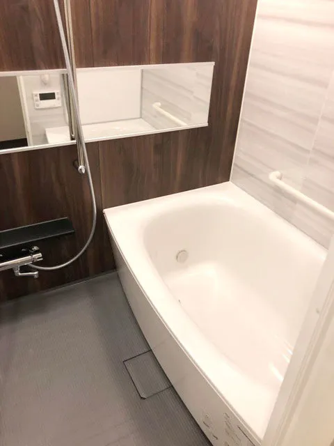 Parknard Fit Minami Aoyama Garden - Interior - ["Brown", "Bathtub", "Property"]