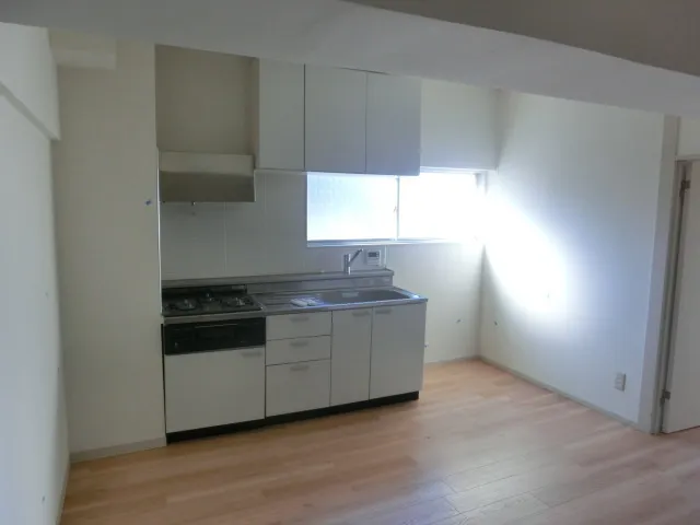 Marumoto Mansion - Interior - ["Property", "Room", "Furniture"]