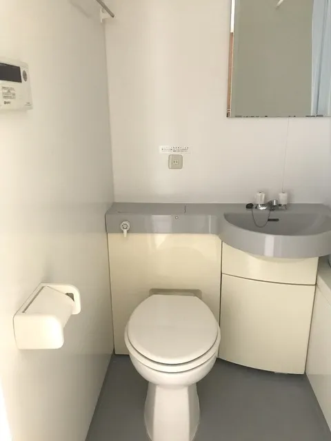 Scalar Sukumo - Interior - ["Mirror", "Plumbing fixture", "Sink"]