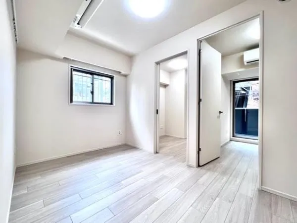 Brillia Ist Komagome - Interior - ["Window", "Picture frame", "Fixture"]