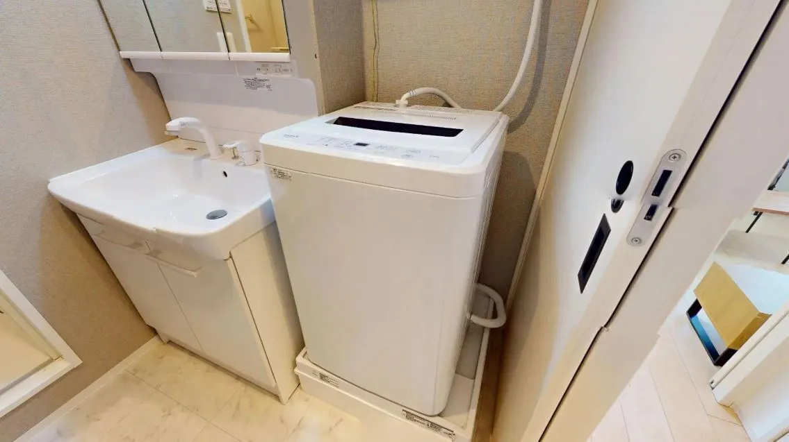 Hmlet Nishi-Shinjuku - Interior - ["Washing machine", "Flooring", "Major appliance"]