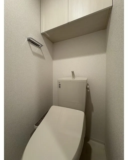 Due Oku - Interior - ["Flooring", "Floor", "Toilet seat"]