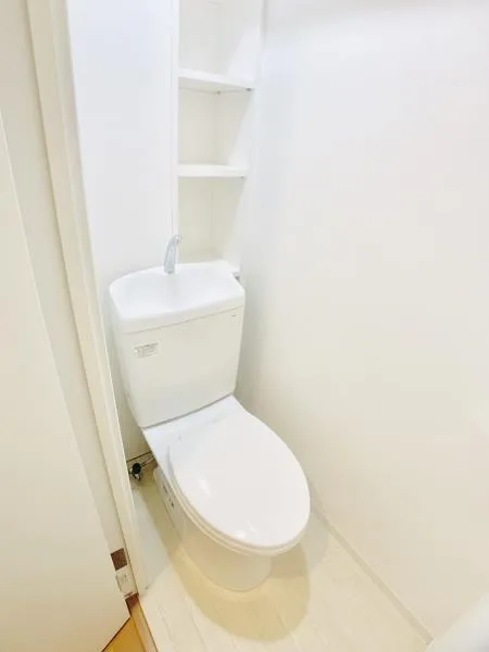 La Flats - Interior - ["Toilet seat", "Toilet", "Property"]