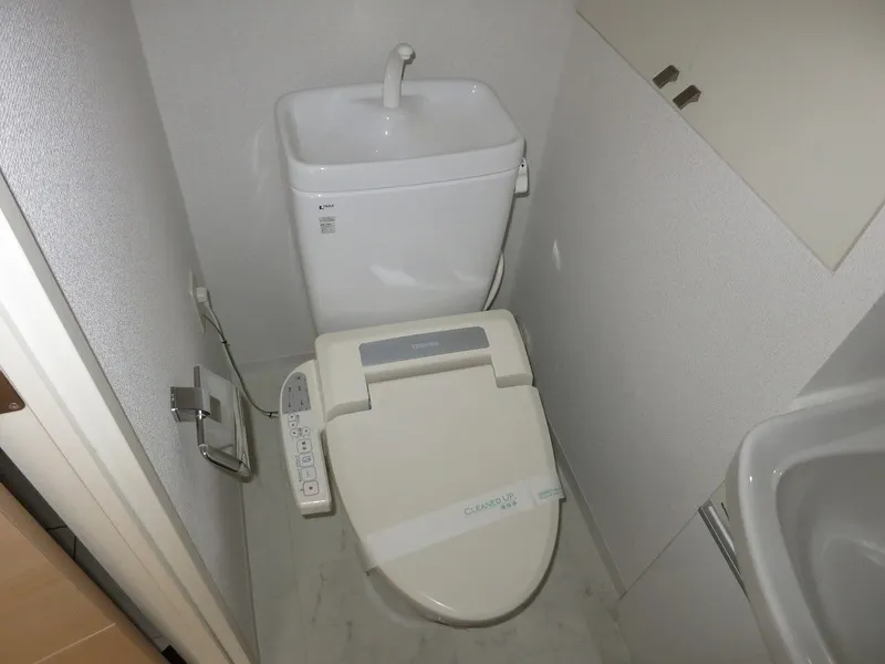 Esty Maison Oshima - Interior - ["Toilet seat", "Plumbing fixture", "Toilet"]