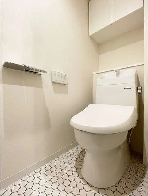 Well Square Ism Komagome - Interior - ["Toilet seat", "Toilet", "Bathroom"]