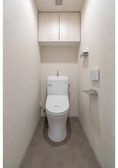 LUMIEC HONCHO EAST - Interior - ["Toilet seat", "Plumbing fixture", "Toilet"]