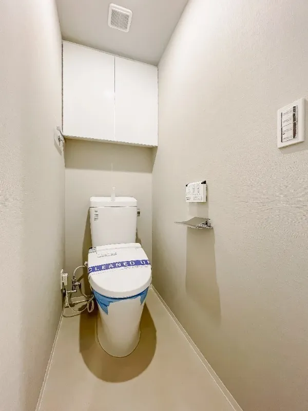 Due Minowa I - Interior - ["Toilet seat", "Flooring", "Toilet"]