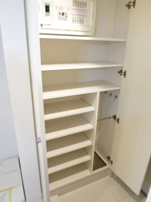 Primal Gotanda - Interior - ["Wood", "Shelving", "Cupboard"]