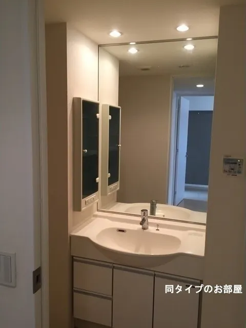 Comforia Shibaura - Interior - ["Property", "Bathroom cabinet", "Room"]