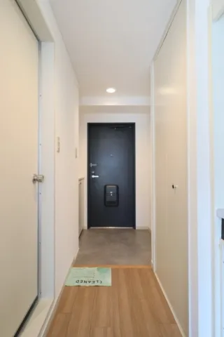 Flor Sugamo - Interior - ["Flooring", "Floor", "Wall"]