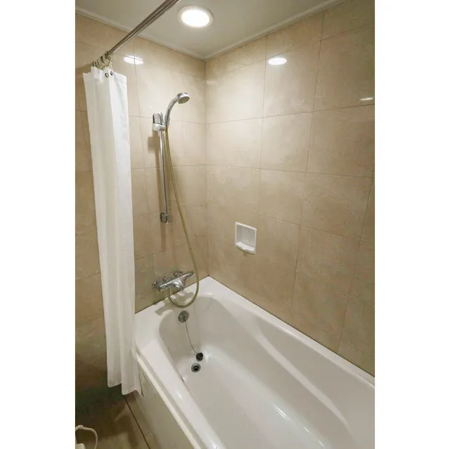 Frontier Residence The Tower Shinagawa - Interior - ["Bathtub", "Plumbing fixture", "Shower head"]