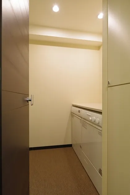La Tour Shiodome - Interior - ["Cabinetry", "Wood", "Fixture"]