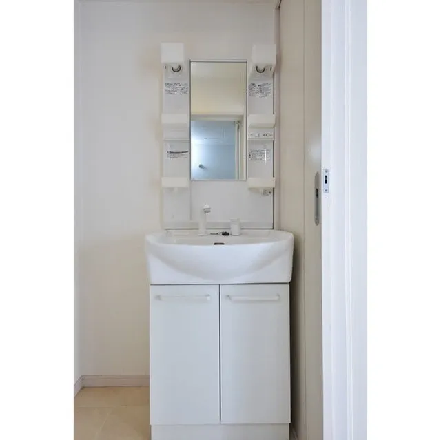 Polar Oku - Interior - ["Mirror", "Bathroom cabinet", "Tap"]