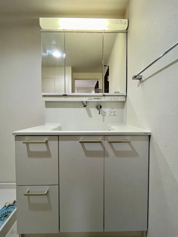 Residia Shibaura - Interior - ["Cabinetry", "Sink", "Tap"]